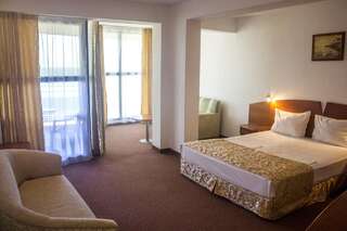 Отель Grand Hotel Sunny Beach - All Inclusive Солнечный Берег Улучшенный двухместный номер с 1 кроватью и балконом с видом на море (2 взрослых + 1 ребенок) — Все включено-1